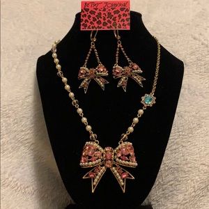 NWT Betsey Johnson necklace and earring set